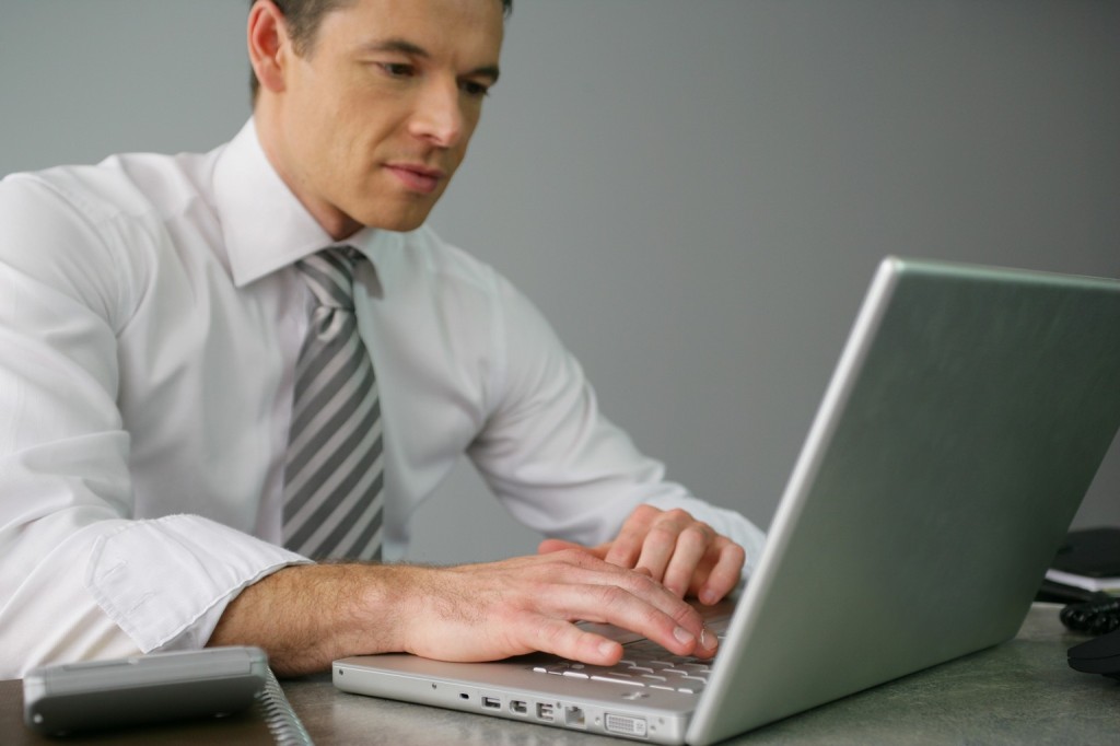 Homme d'affaires devant un ordinateur