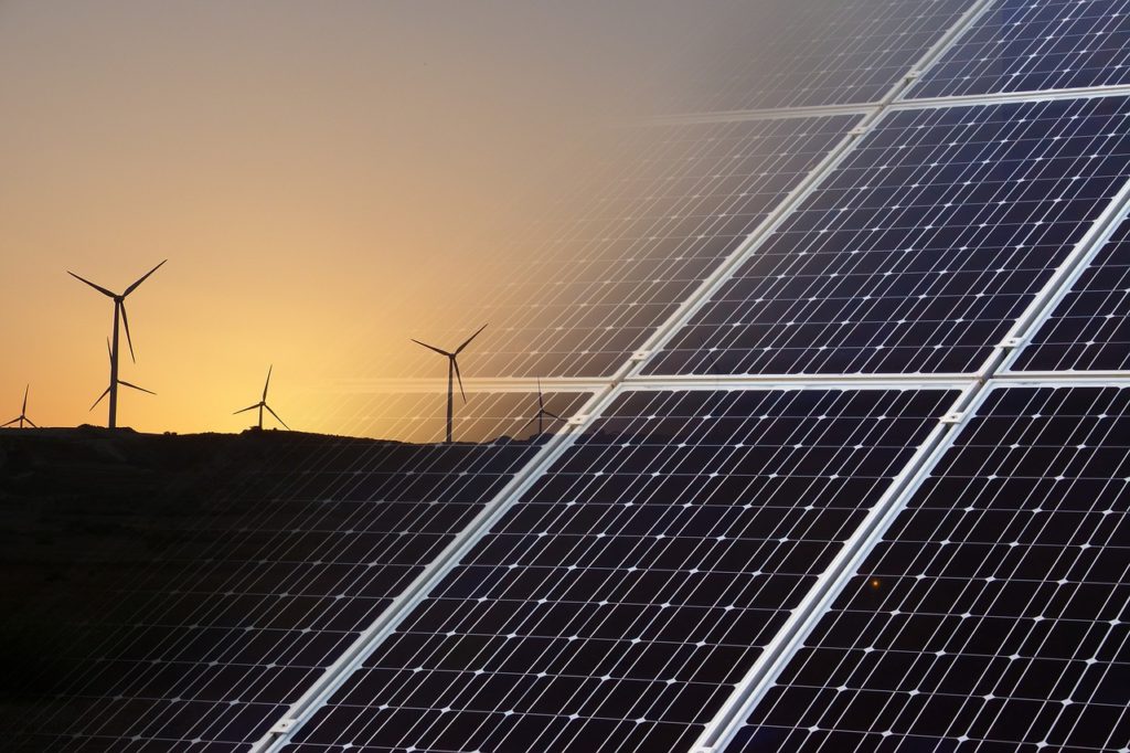Éoliennes et panneaux solaires produisent des énergies renouvelables