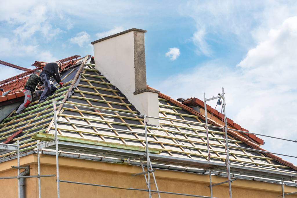 rénovation toiture toit couvreur zingueur maison travaux habitat couverture nettoyage zinguerie chantier réfection