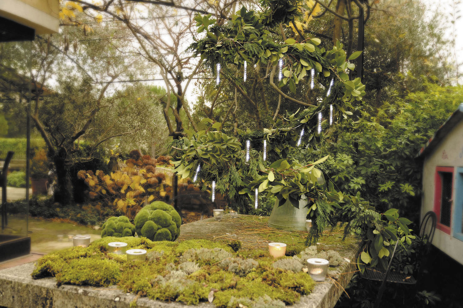 Décorer son extérieur grâce à des guirlandes lumineuses !