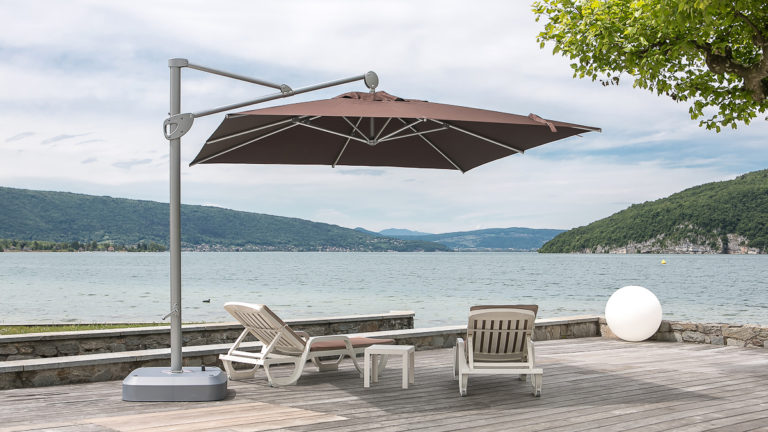 Terrasse : pourquoi choisir un parasol déporté ?