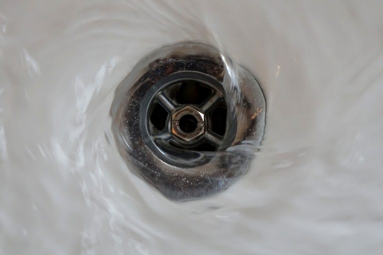 Le drain de ma douche est bloqué, que puis-je faire ?