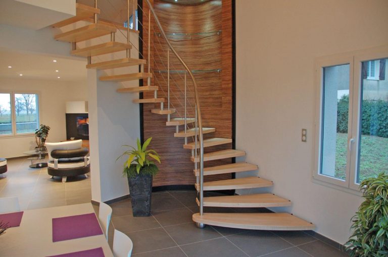 Un escalier en bois design se fond parfaitement dans le décor et apporte une touche naturelle et chaleureuse