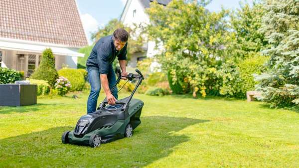 Tondre sa pelouse : quel appareil privilégier ?