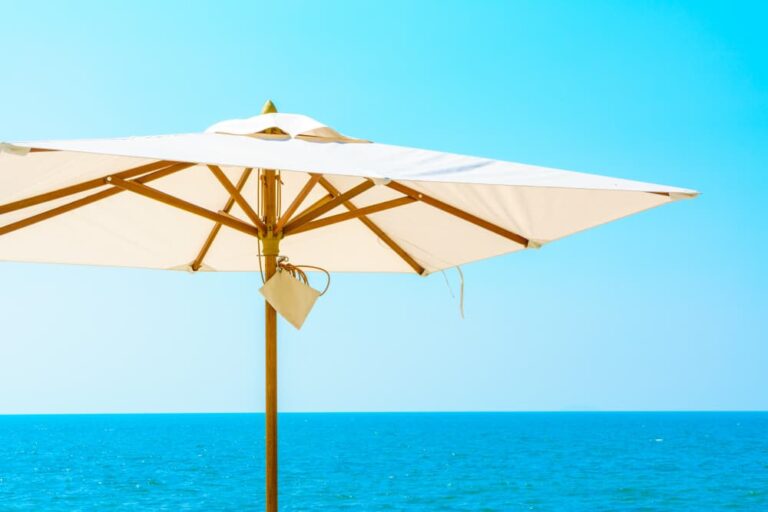 Pourquoi choisir un parasol inclinable ?