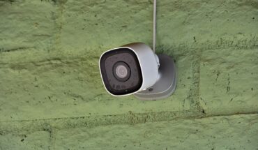 Caméra de surveillance domestique fixée sur le mur de la maison