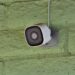 Caméra de surveillance domestique fixée sur le mur de la maison