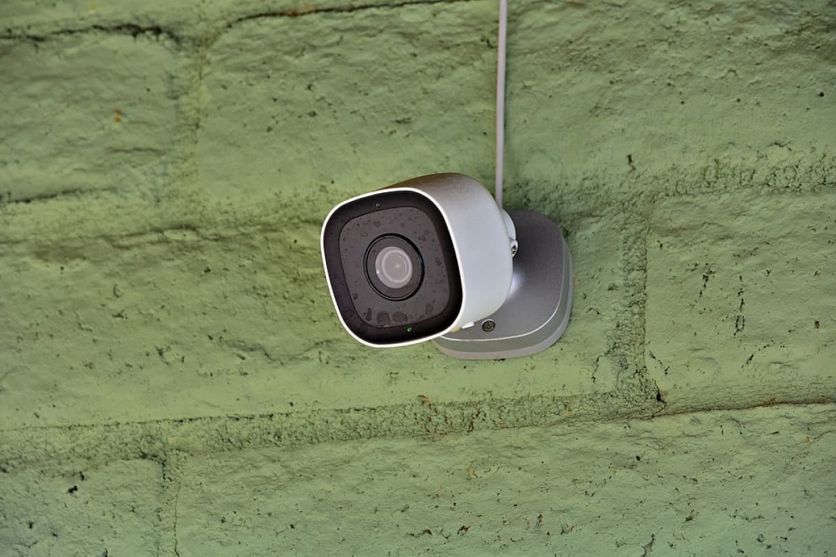 Caméra de surveillance domestique fixée sur le mur de la maison