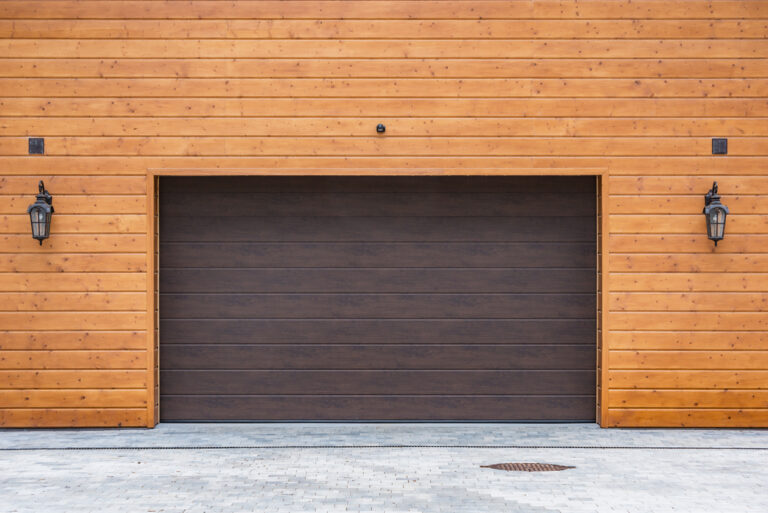 Comment installer une grande porte de garage ?