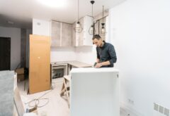 un cuisiniste installe une cuisine