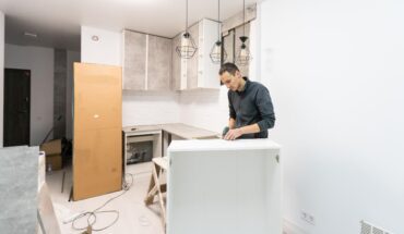 un cuisiniste installe une cuisine