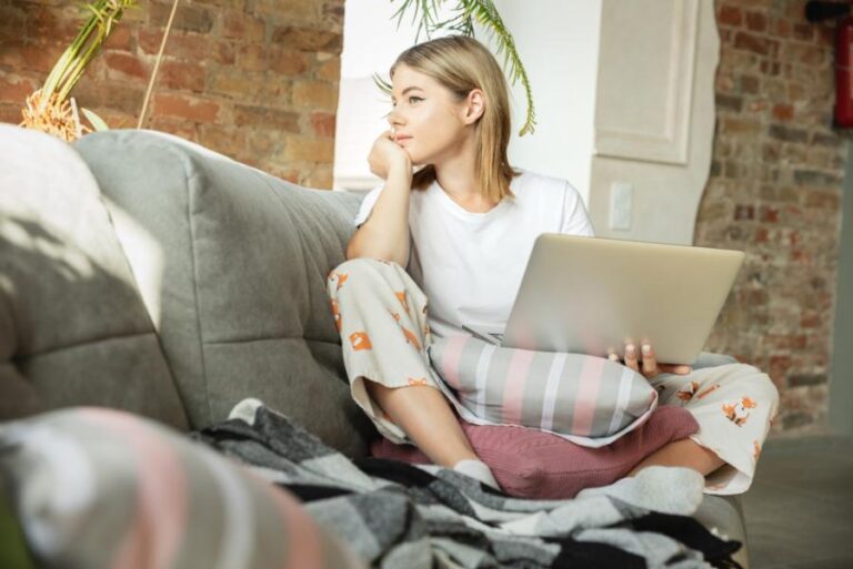 Comment créer une atmosphère cocooning dans votre salon ?