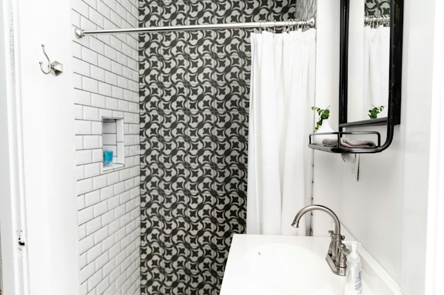 Aménager une petite salle de bain : optimiser l’espace avec style