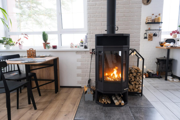 Poêles à bois : comment choisir le modèle idéal pour votre logement ?